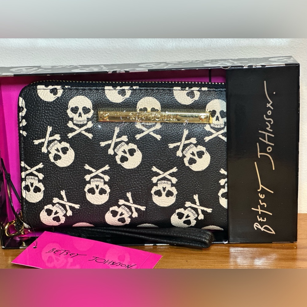 NWT BETSEY JOHNSON Skull & Crossbones Zip Around Wristlet Wallet